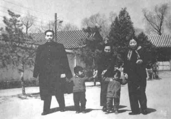 1956年,陳賡帶一少年來到中南海,鄧穎超:終於見到自己的孩子了 1956年,陳賡帶一少年來到中南海,鄧穎超:終於見到自己的孩子了