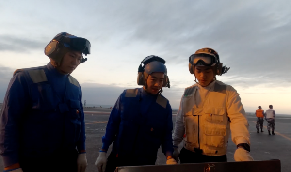 排程殲-15的女兵、扛驅鳥槍的清華學霸……他們是遼寧艦上平凡且重要的人