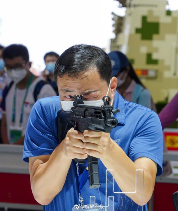 必打卡地！據槍就是這麼帥