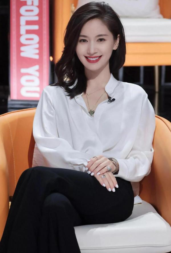 王子文氣質優雅，美麗動人