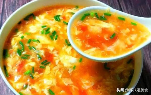 做蛋花湯，彆著急倒蛋液，水開時鍋里加“1物”，蛋花好看湯好喝