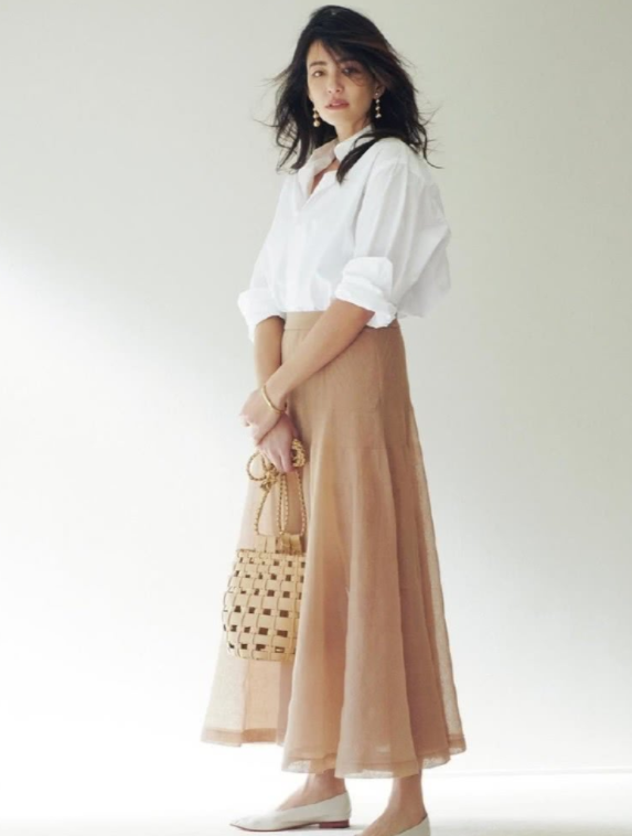 怎麼穿搭才不顯老？35歲的女性選擇輕熟風，更減齡優雅