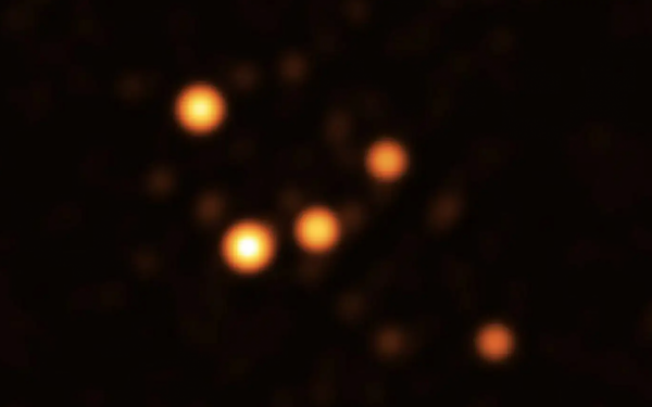 天文學家捕捉到了恆星圍繞著銀河系中心黑洞運動的最佳畫面 天文學家捕捉到了恆星圍繞著銀河系中心黑洞運動的最佳畫面