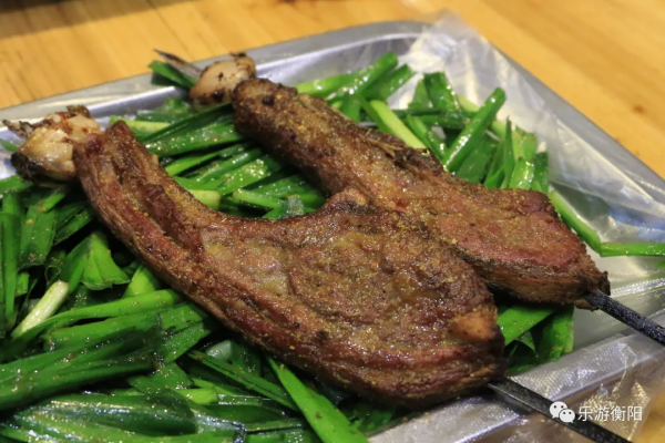 吊爐燒烤，用獨家秘訣研製，是冬日裡的一方人間風味