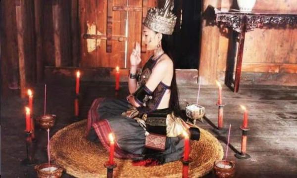 一位貴州守棺人:白天工地搬磚、晚上住山洞守棺,每月工資300元 一位貴州守棺人:白天工地搬磚、晚上住山洞守棺,每月工資300元