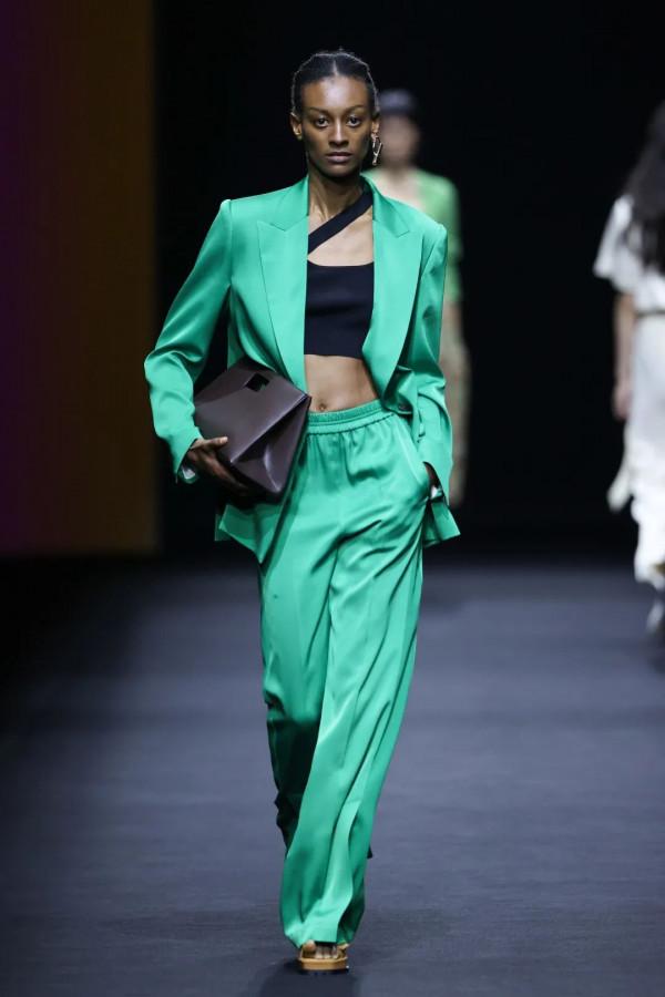 裴蓓的果敢女性衣櫥，被張家誠拍出來了