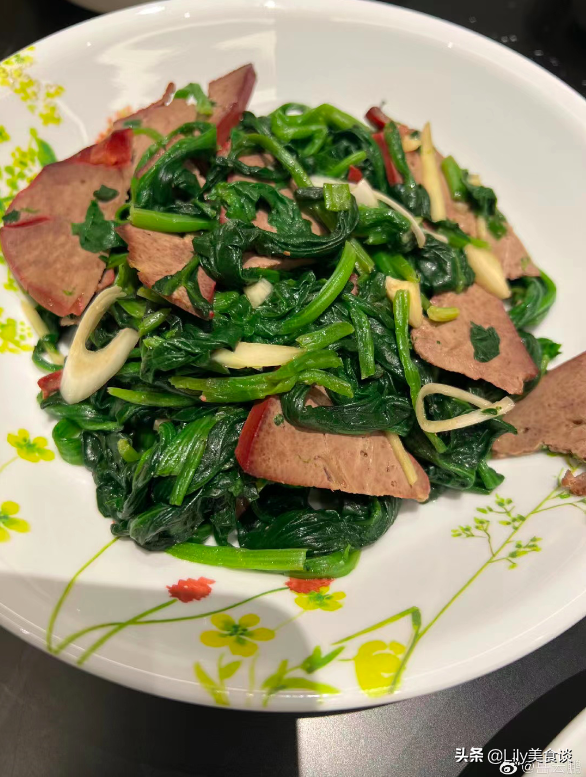 岳雲鵬曬年夜飯火了，豐盛接地氣，引5萬人點贊，網友：餃子特別