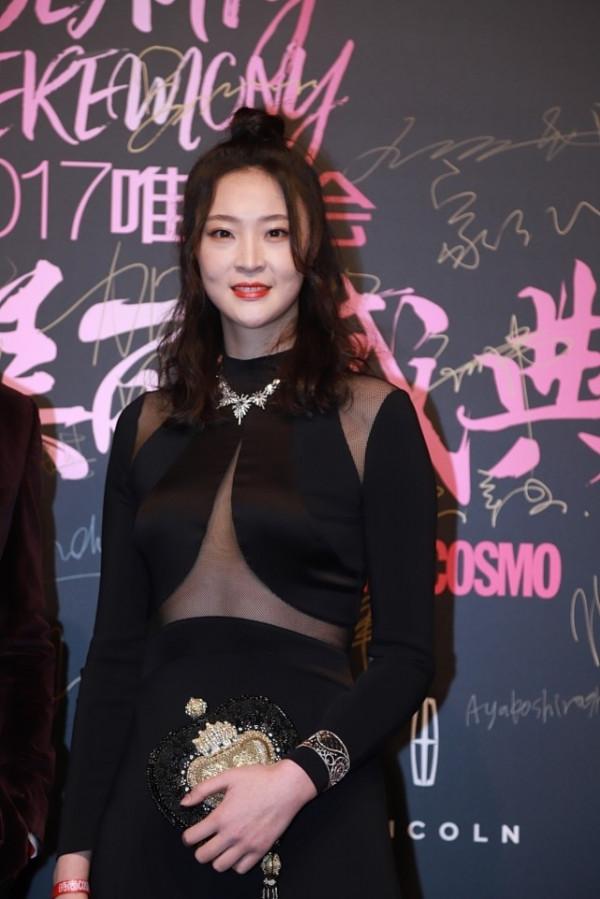 當了媽的惠若琪感覺很溫柔，穿著挺有女人味的，但卻一點也不庸俗