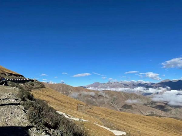 2021年10月21日，秋季的羊湖是很美的