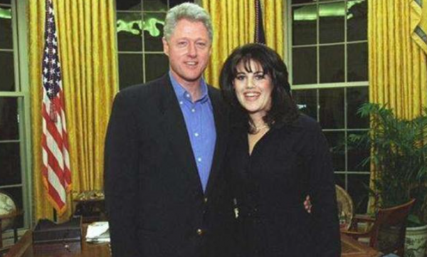 希拉里有多強勢？46年前婚禮上勾住老公脖子，克林頓在她懷裡好乖