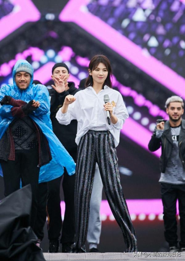 真正見過世面的女人，穿襯衫很少配西裝褲，看陳數就知道了