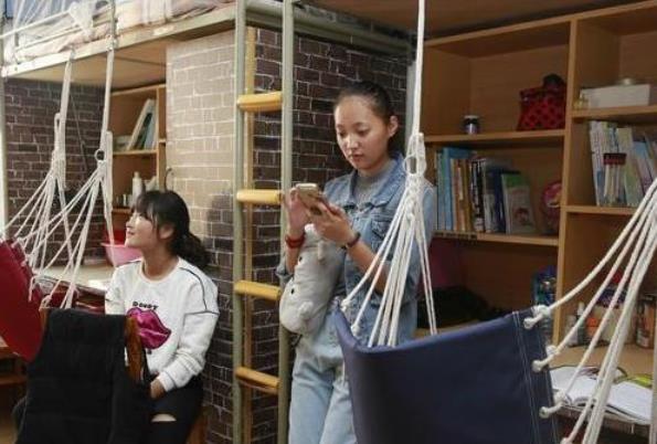 廈大開學典禮惹爭議,為啥現場擺滿“礦泉水”,新生無一人到場? 廈大開學典禮惹爭議,為啥現場擺滿“礦泉水”,新生無一人到場?