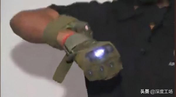 印軍邊境部隊裝備電擊長矛，吹牛能刺穿軍車：掄起鎬把子就能打飛