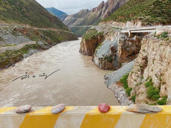 西藏洛隆的重要橋樑,就在國道349旁邊,曾是跨越怒江的唯一通道 西藏洛隆的重要橋樑,就在國道349旁邊,曾是跨越怒江的唯一通道