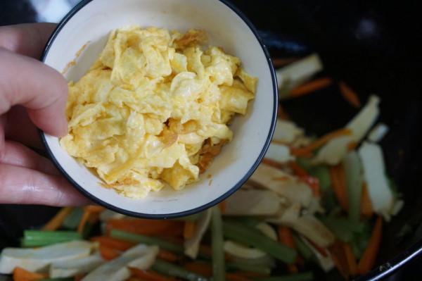 下雪天,我家隔三差五做這菜,不放肉也很香,好吃不上火 下雪天,我家隔三差五做這菜,不放肉也很香,好吃不上火