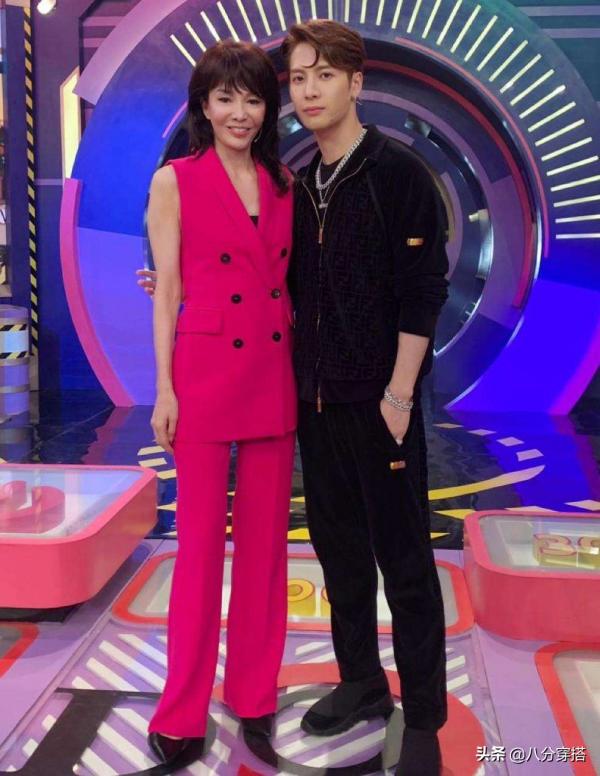 鄭裕玲雖是奶奶的年紀，穿綠色襯衫搭黑色長褲，氣質完勝孫女輩