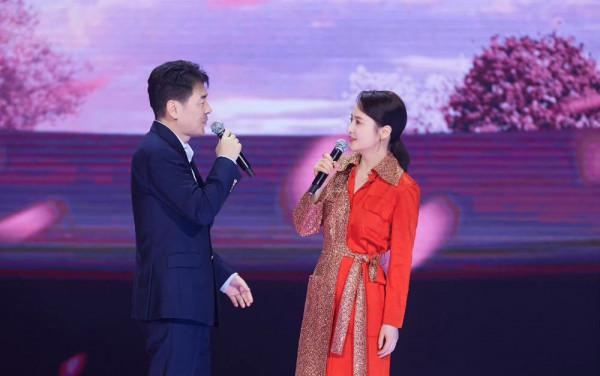 陳建斌怎麼老成這樣了！換新發型變老頭，同框蔣勤勤穿紅裙像女兒