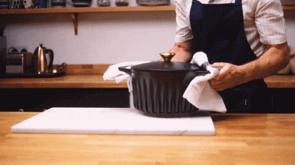 一口帶翅的鍋,進烤箱入火海 一口帶翅的鍋,進烤箱入火海