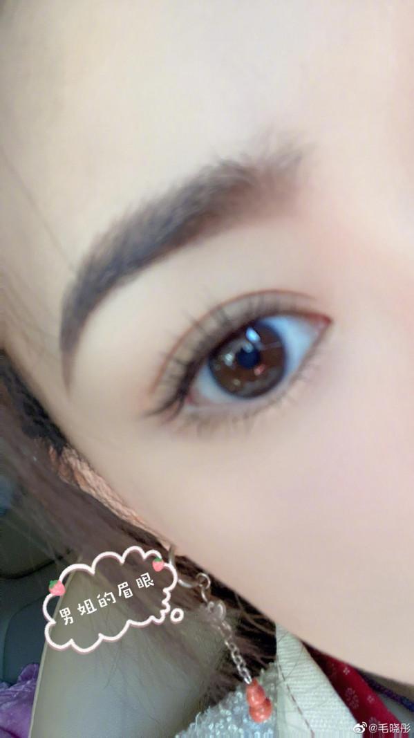 美女毛曉彤曬化妝間照片，高馬尾十分顯英氣！吃飯用比臉還大的碗