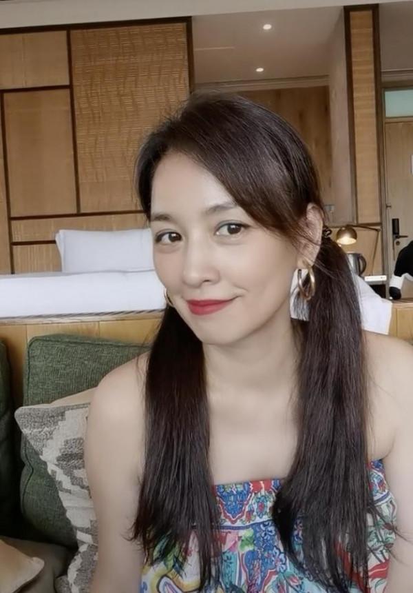 張庭終於剪掉十年長髮,bob短髮配印花裙洋氣減齡,51歲嫩成21歲 張庭終於剪掉十年長髮,bob短髮配印花裙洋氣減齡,51歲嫩成21歲