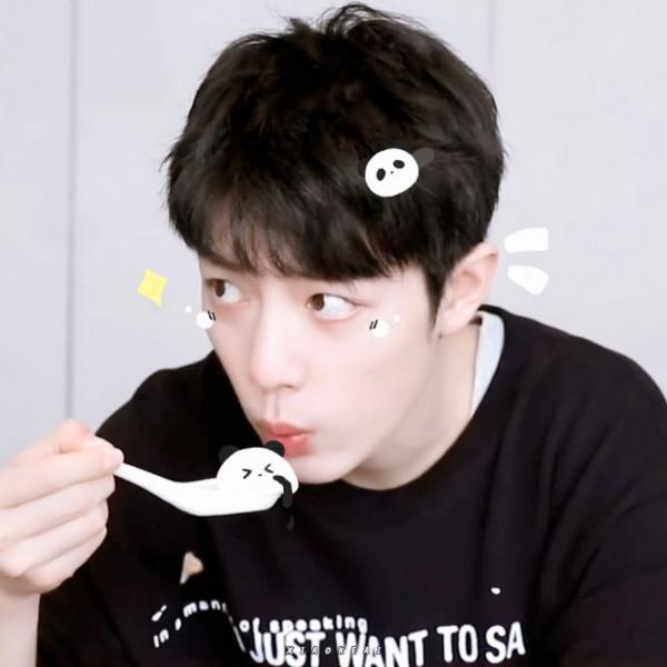 這是誰家的小可愛明明是小熊貓還沒睡好就被拉起來吃飯,你們壞懷 這是誰家的小可愛明明是小熊貓還沒睡好就被拉起來吃飯,你們壞懷