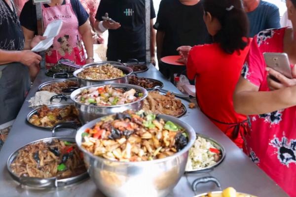 河南老闆太實在，8元吃肉喝湯還贈飯，200斤紅燒肉出鍋秒光