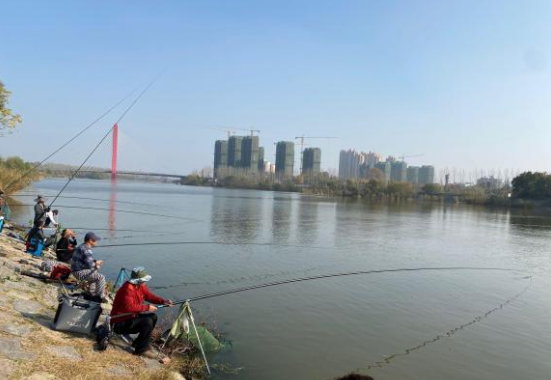 “瘋狂”釣魚人!14米魚竿算短竿 玩長竿大炮還不如滑漂掉的遠 “瘋狂”釣魚人!14米魚竿算短竿 玩長竿大炮還不如滑漂掉的遠