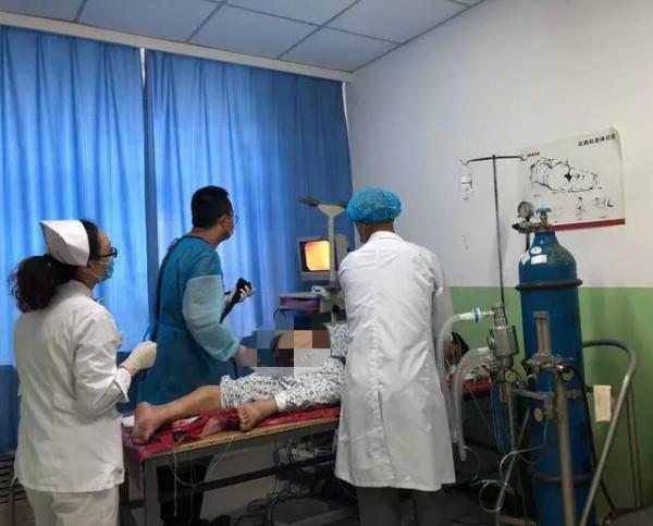 嘩嘩的腳鐐聲,讓醫生難以專心麻醉 嘩嘩的腳鐐聲,讓醫生難以專心麻醉