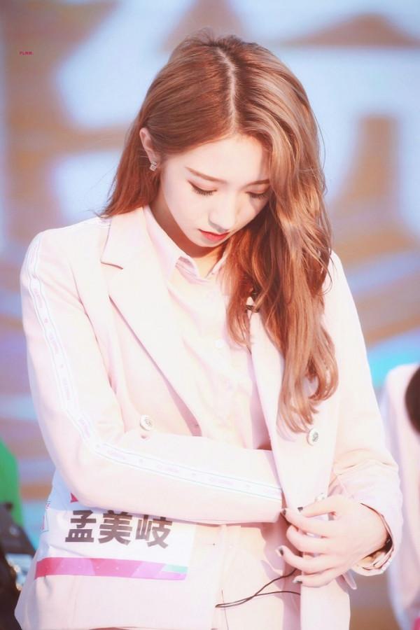 孟美岐高畫質美照：知三當三，風吹馬桶蓋醜人多作怪