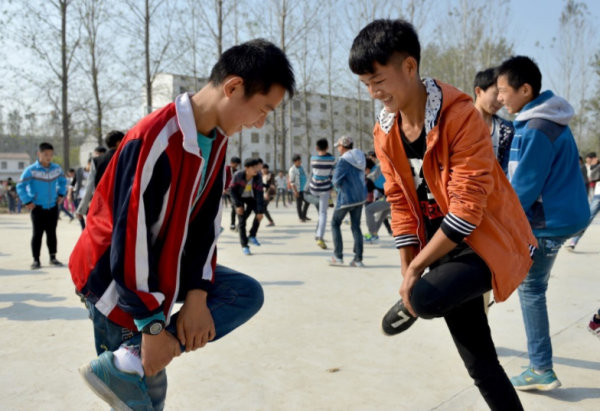 學生進入“變聲期”，家長如何做好準備，才能避免孩子變成公鴨嗓