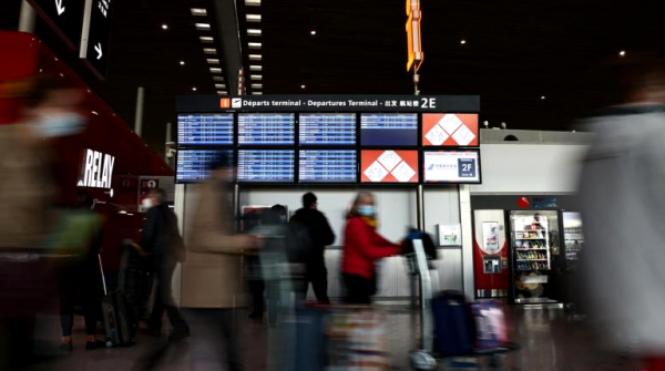 英國感染人數創新高！英超大量比賽延遲，法國限制英國旅客入境