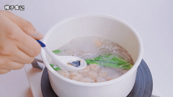 天冷最適合吃上一碗熱乎乎的蝦丸鮮湯麵，鮮到湯渣都喝乾淨嘍