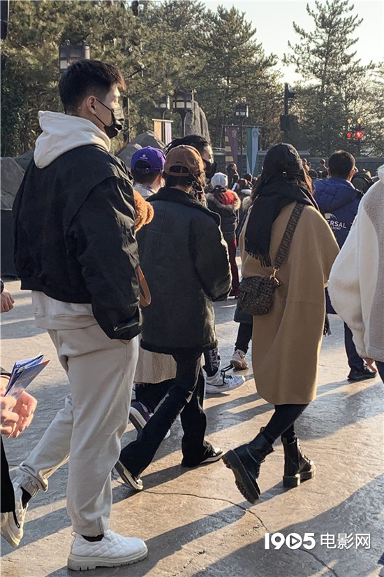 網友環球影城偶遇楊冪張大大 一雙細直腿太吸睛 網友環球影城偶遇楊冪張大大 一雙細直腿太吸睛