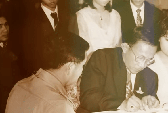 因面板黝黑被父母丟棄，4歲被泰國王室收養，後被親王囚禁於床笫