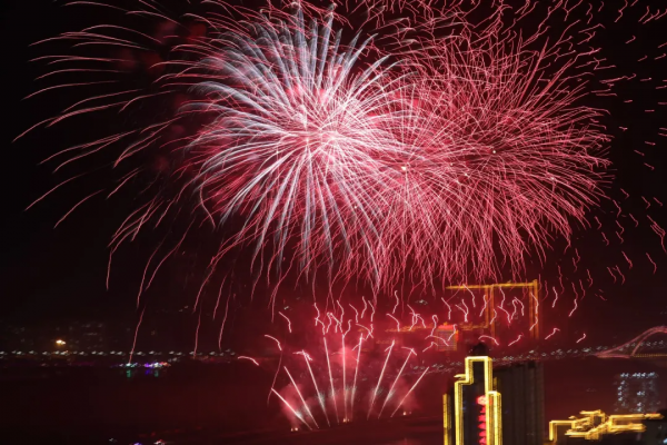 【網路中國節】月色嬋娟永靖夜 焰火耀天映新春