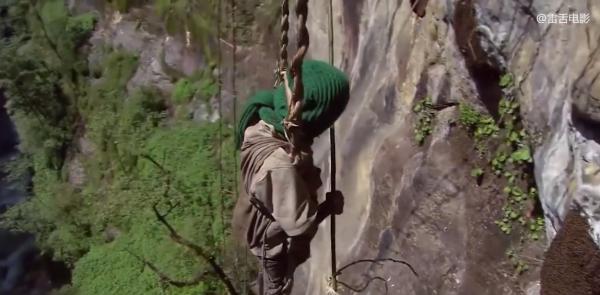 14歲少年爬100米懸崖採蜂蜜,給3個弟妹賺學費!紀錄片 14歲少年爬100米懸崖採蜂蜜,給3個弟妹賺學費!紀錄片