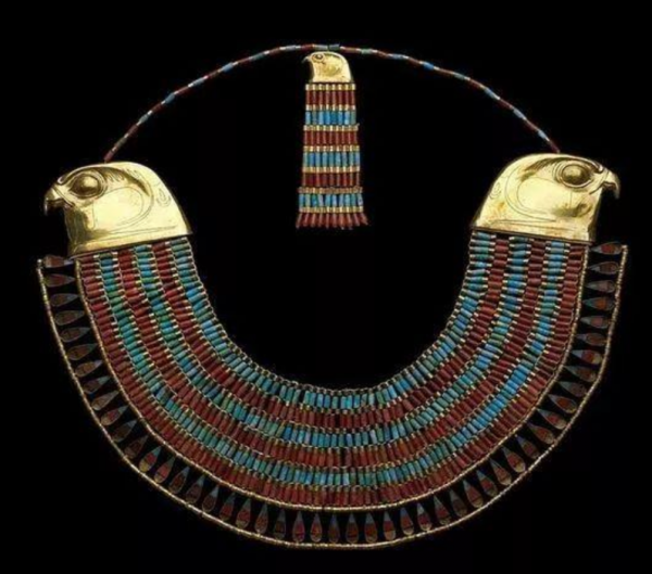 圖坦卡蒙黃金面具出土，專家指著面具說，這上面有埃及最早的項鍊