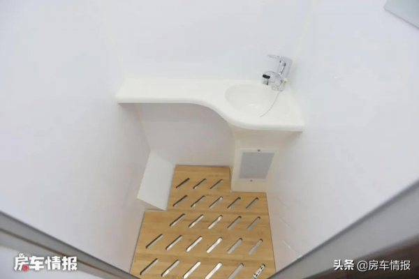 適合老兩口的新款大通V90房車，加入桃木裝飾家電全齊，定價厚道