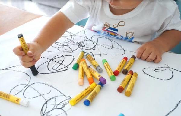 媽媽畫畫中途離開，男孩妙筆生花添“女主”，畫風瞬間變滑稽