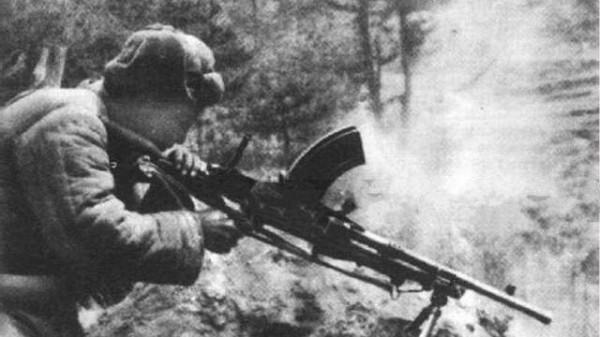 志願軍缺汽車！還故意讓美軍飛機炸！彭總得知內情大喜：全軍推廣