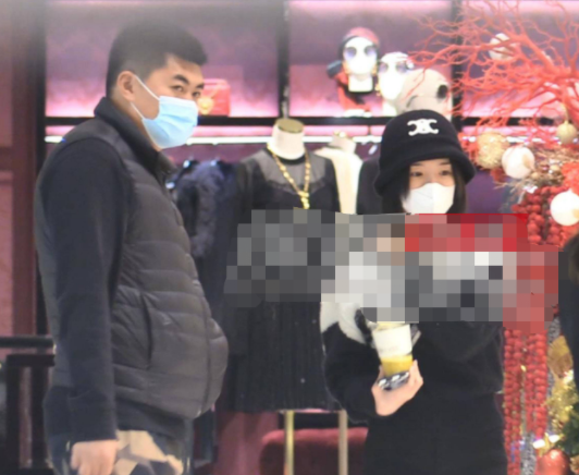 33歲毛曉彤掃蕩高階商場，一身名牌穿搭價值10萬，保鏢陪伴排場大