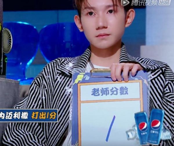 王源穿綠色漂染西裝,給選手打一分,談創作:心境決定看到的風景 王源穿綠色漂染西裝,給選手打一分,談創作:心境決定看到的風景