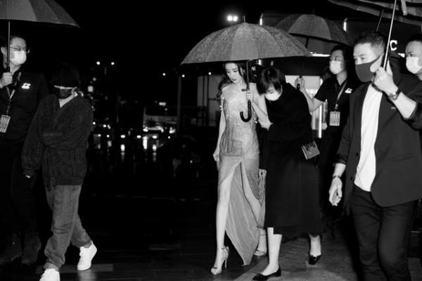 楊冪出席活動排場大，穿高叉裙硬是凹出大姐大氣場，雙腿又細又長