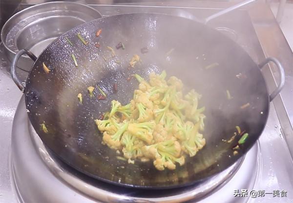 乾煸孜然花菜不滑油直接炒,廚師長分享技巧,清脆入味還不出水 乾煸孜然花菜不滑油直接炒,廚師長分享技巧,清脆入味還不出水