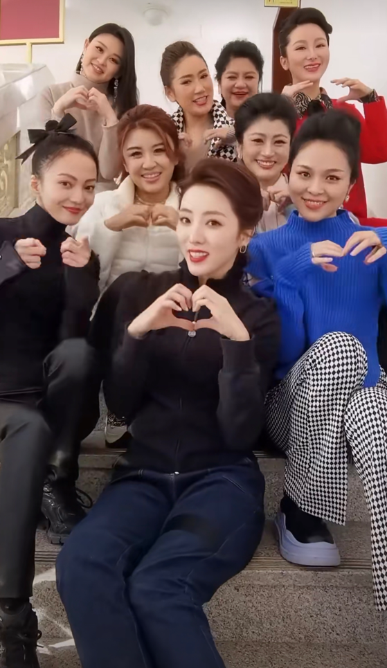 李思思越來越有董卿範！運動衣+披肩盡顯貴氣範，同框張韶涵不輸