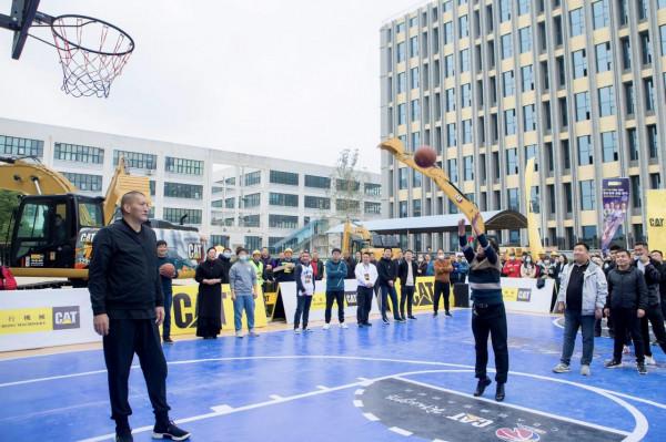 有擔當!巴特爾為搶險英雄頒獎,CBA奉獻精彩更要獻上溫情 有擔當!巴特爾為搶險英雄頒獎,CBA奉獻精彩更要獻上溫情