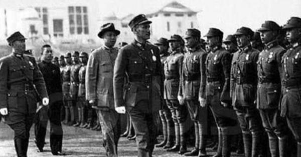 開國上將半夜上廁所，看到夜空劃過一束光，火速下命令：起床撤退