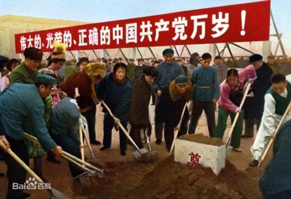 58年，天安門廣場重新修建，毛主席問周總理：能不能容納100萬人