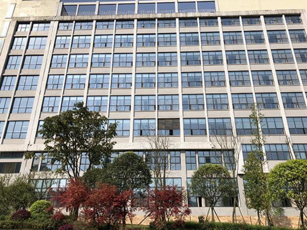 2019年一中學生喊校長綽號被扇耳光，6天后父親從其子病房墜亡