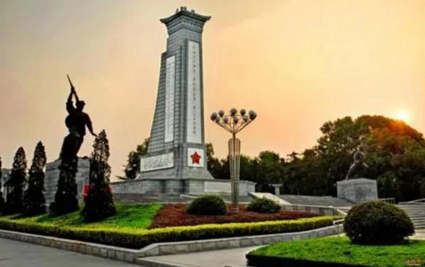 唯一一位以大校軍銜獲得三枚一級勳章的功臣，論資歷超過十位上將